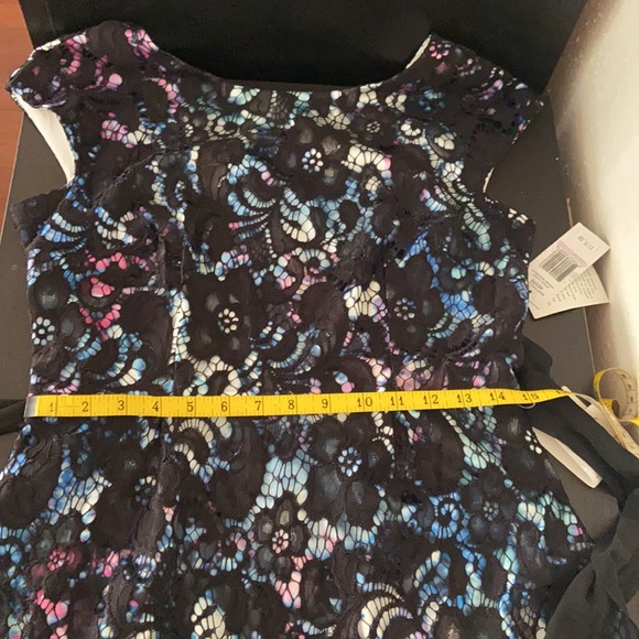 Gorgeous cocktail dress with lace overlay.  SZ 6P - Picture 7 of 8